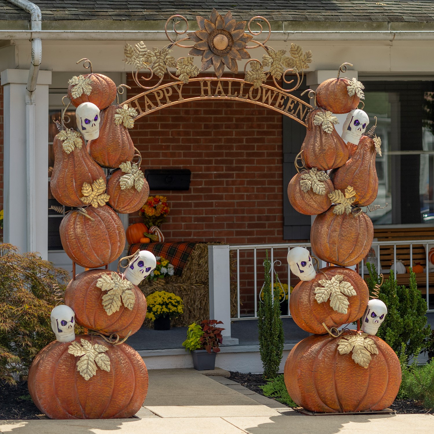 Zaer Ltd International Large Arch with Pumpkins and Skulls ZR180733