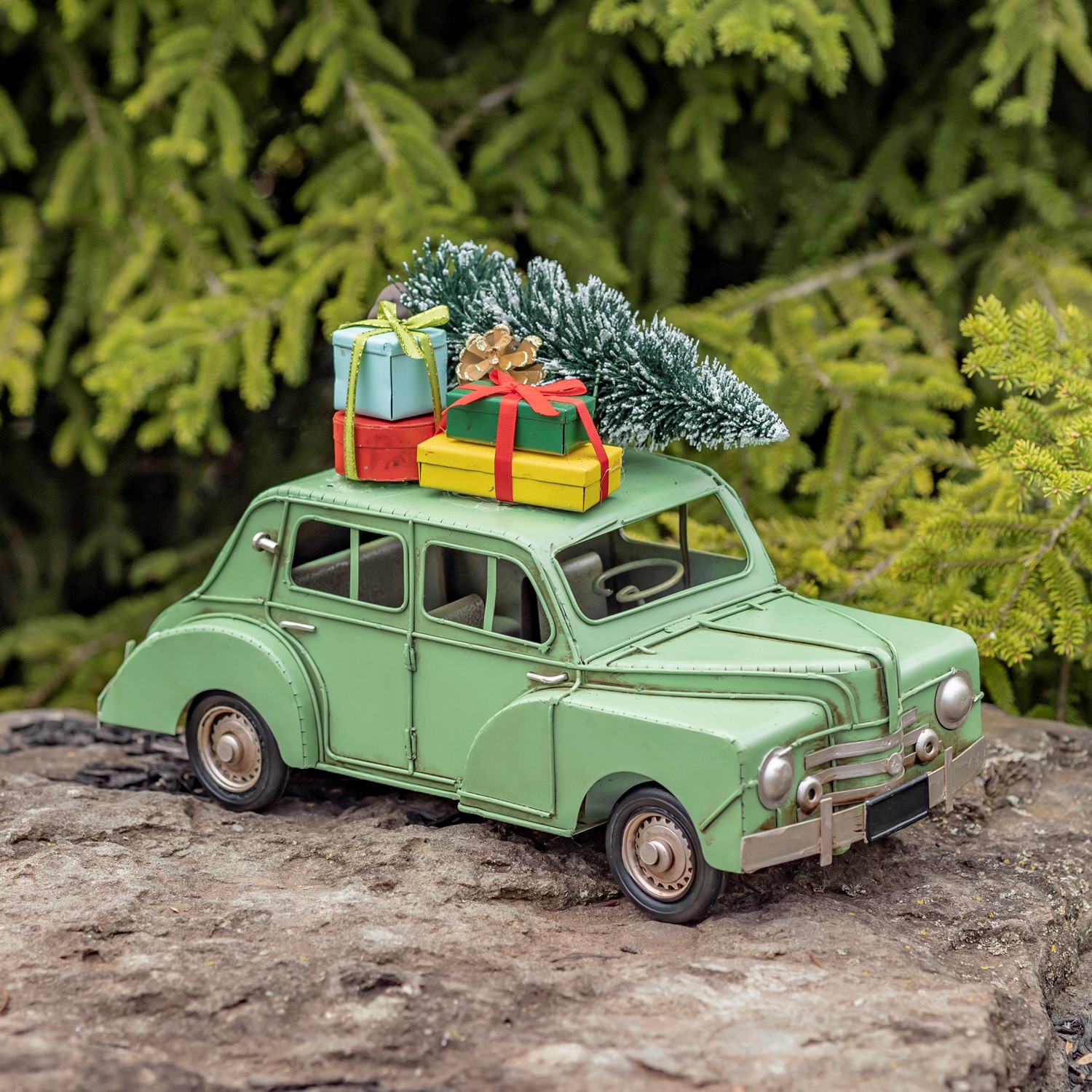 Zaer Ltd. International 1940's Classic Style Car with Christmas Tree and Gifts ZR191863