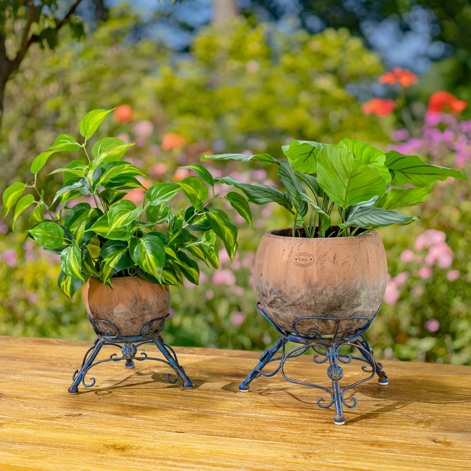 Zaer Ltd International Set of 2 Assorted Ceramic Globe Planters with Metal Tripod Stands in Cobalt Blue ZR241909-BLS